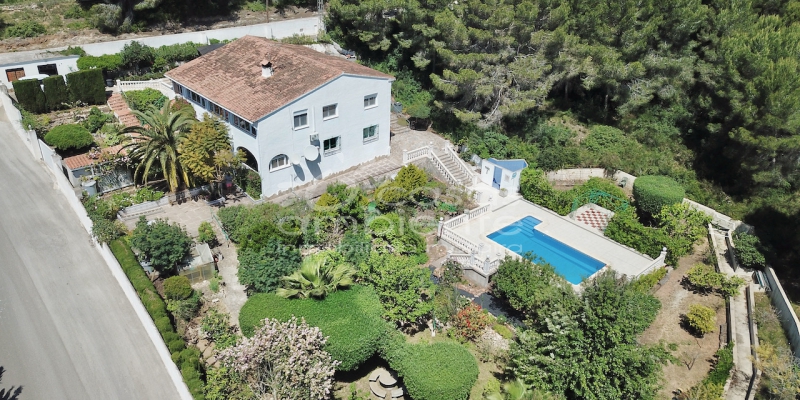 Be surprised to see the many advantages that this fabulous villa for sale in El Portet Moraira offers you