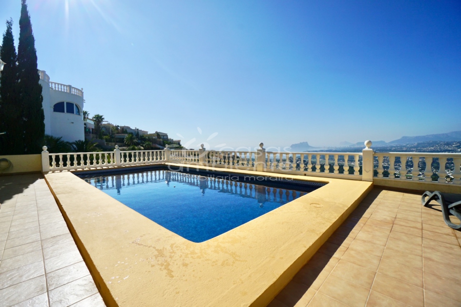 Villa exposée au sud avec piscine et vue sur la mer
