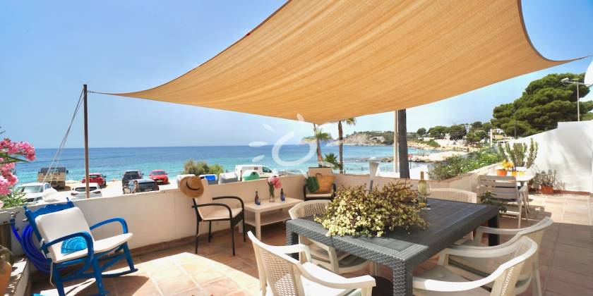 In dieser Doppelhaushälfte, die in Moraira zum Verkauf steht, genießen Sie einen atemberaubenden Blick auf das Mittelmeer