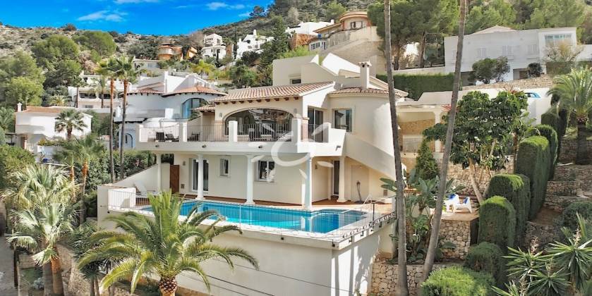 A prime location by the Mediterranean: villa for sale in El Portet, Moraira