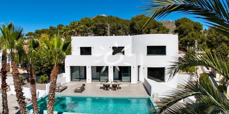 If you’re house-hunting on the Costa Blanca, you’ll be amazed when you visit this luxury villa for sale in El Portet Moraira