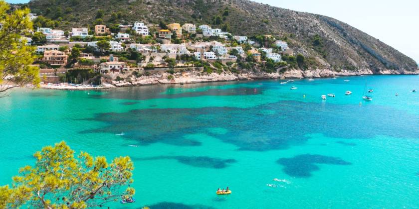Comprar una casa en Moraira y disfrutar del invierno mediterráneo: Enamórate de la Costa Blanca Norte