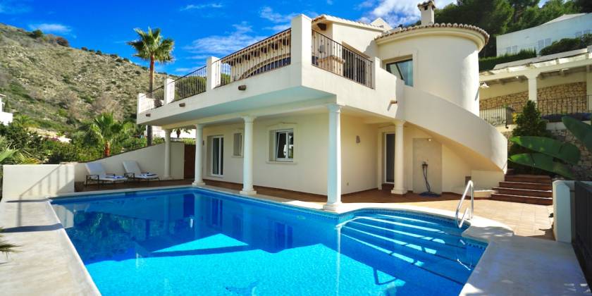 What if we told you this luxury villa for sale in El Portet has EVERYTHING to make you fall in love?