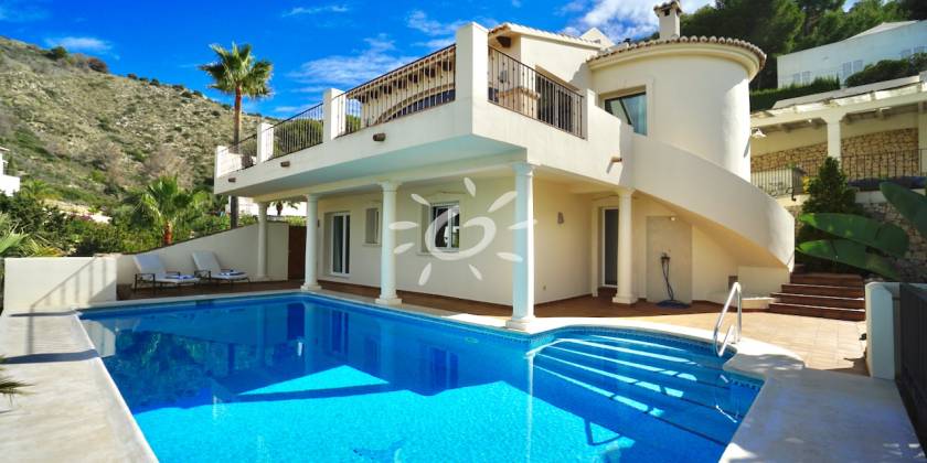 Wat als we je zouden vertellen dat deze luxe villa te koop in El Portet ALLES heeft om verliefd op te worden?