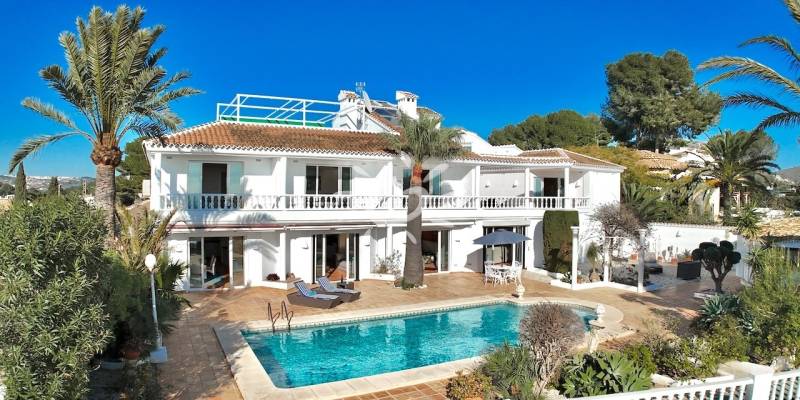 Villa en venta en Moraira con vistas al mar: el lujo de vivir junto al Mediterráneo con potencial boutique