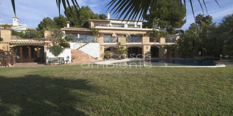 Enjoy the bright Mediterranean sun in our villas for sale in Moraira