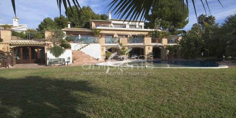 Enjoy the bright Mediterranean sun in our villas for sale in Moraira