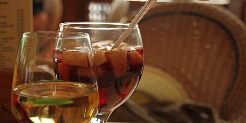 Tapas with friends? CASAS AMBIENTE shows you the main bars where you can enjoy typical tapas in Moraira