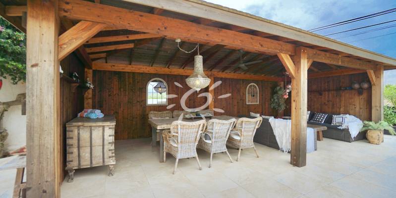 You will love the excellent location of this magnificent villa for sale in Benitachell