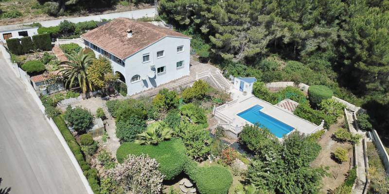 Be surprised to see the many advantages that this fabulous villa for sale in El Portet Moraira offers you