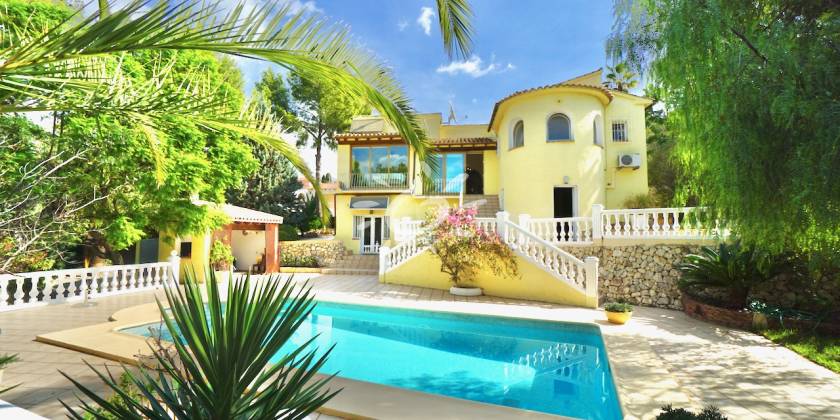 Enjoy an unbeatable quality of life in this villa for sale in San Jaime Benissa