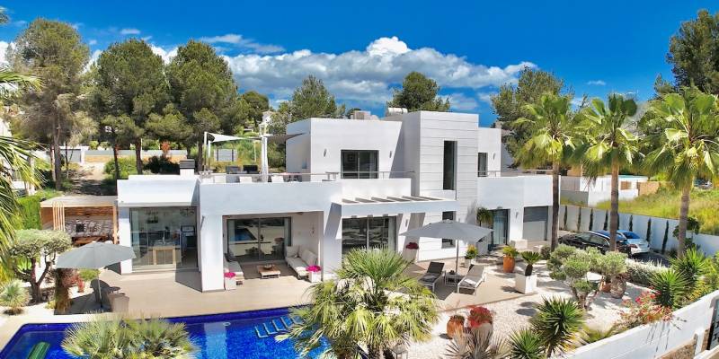 What is it like to live in this exclusive villa for sale in Sol Park Moraira?