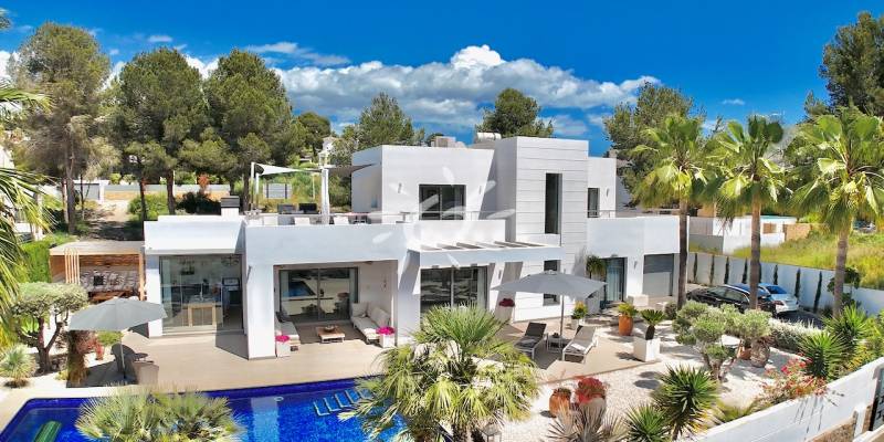 What is it like to live in this exclusive villa for sale in Sol Park Moraira?