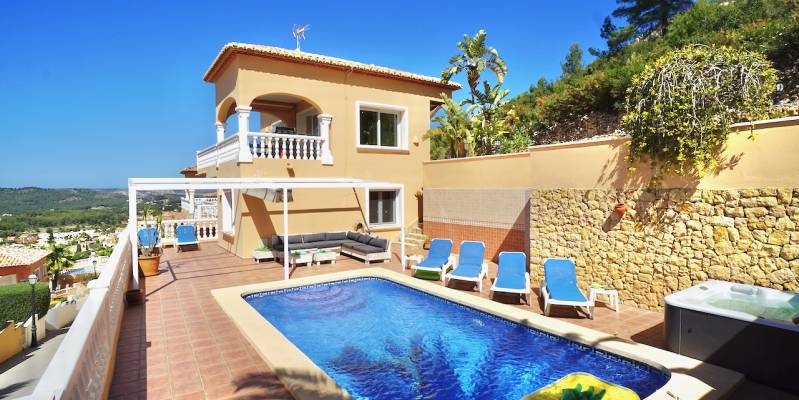 What is so special about living in this villa for sale in Benitachell?