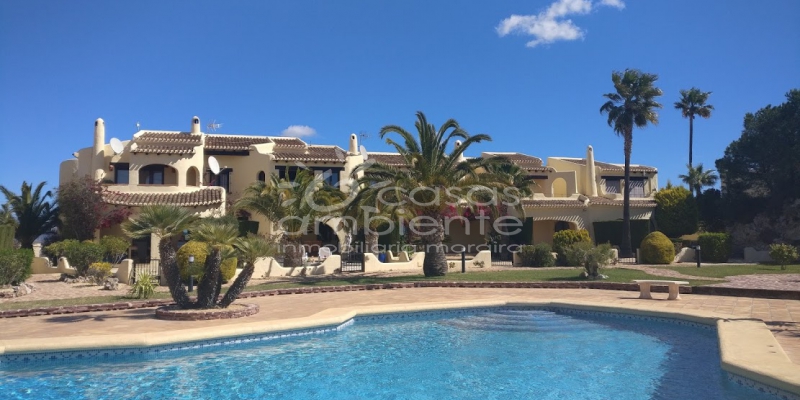 Dans nos bungalows de jardin à Moraira, le soleil et la brise marine font partie de votre foyer