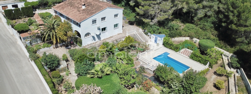 Soyez surpris des nombreux avantages que vous offre cette fabuleuse villa à vendre à El Portet Moraira