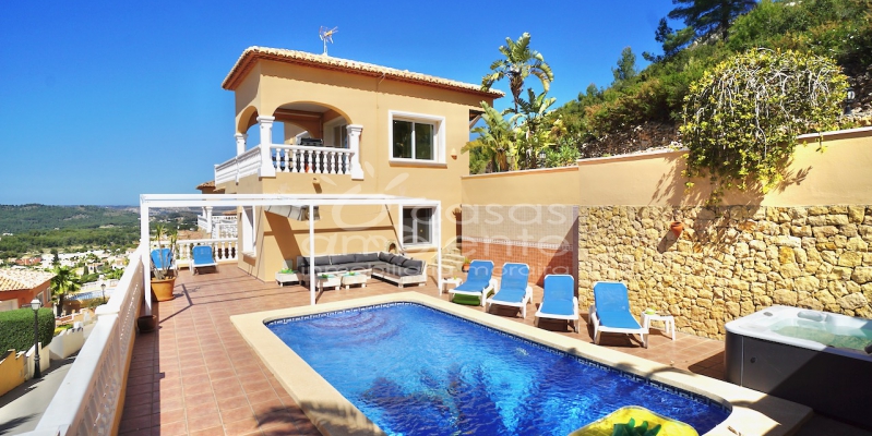 What is so special about living in this villa for sale in Benitachell?