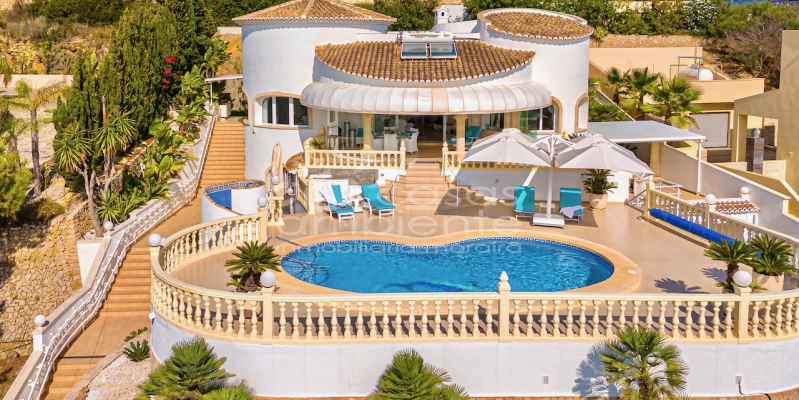 Dit is de luxe villa met uitzicht op zee in Moraira die je hart zal stelen