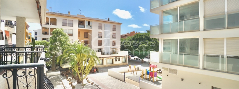 Ideal retreat on the Costa Blanca: in the town centre and just a few steps from the beach, this beautiful flat for sale in Moraira is located in the heart of Moraira