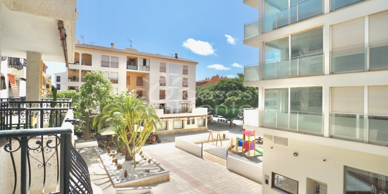 Ideal retreat on the Costa Blanca: in the town centre and just a few steps from the beach, this beautiful flat for sale in Moraira is located in the heart of Moraira