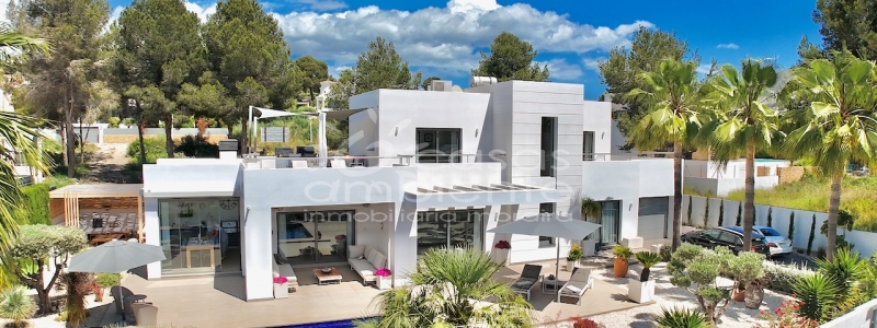 Wie lebt es sich in dieser exklusiven Villa zum Verkauf in Sol Park Moraira?