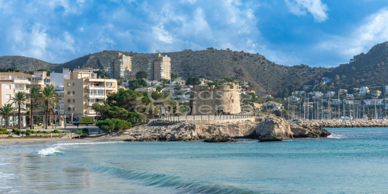 Wil je een villa kopen in Moraira? Ontdek de beste stranden van dit mediterrane paradijs