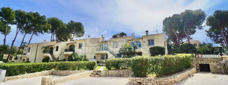 Waarom zou u deze bungalow te koop in Moraira kiezen om te genieten van de natuur, de zee en de zon?