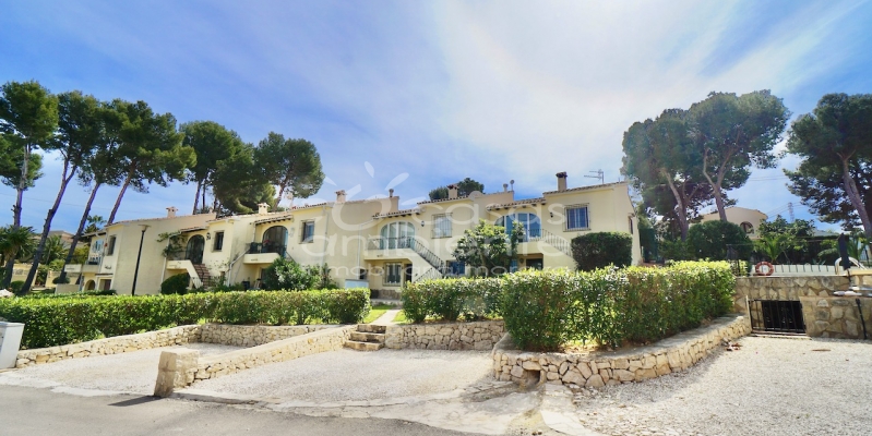 Waarom zou u deze bungalow te koop in Moraira kiezen om te genieten van de natuur, de zee en de zon?