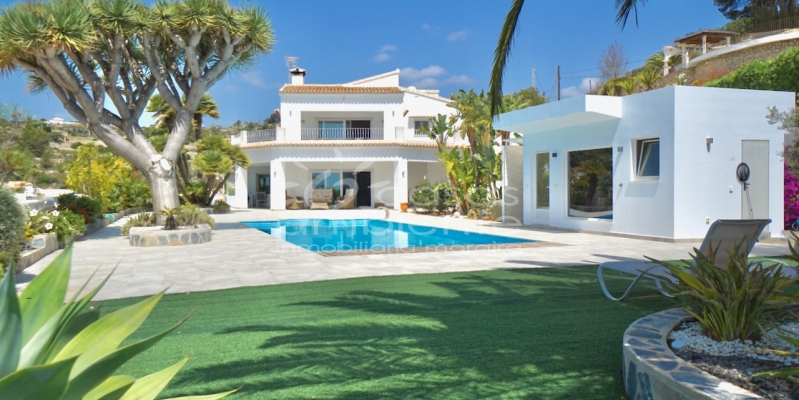 Heb je nog steeds geen plek gevonden om te ontspannen aan de Costa Blanca? Bekijk dan deze villa met uitzicht op zee te koop in Benissa