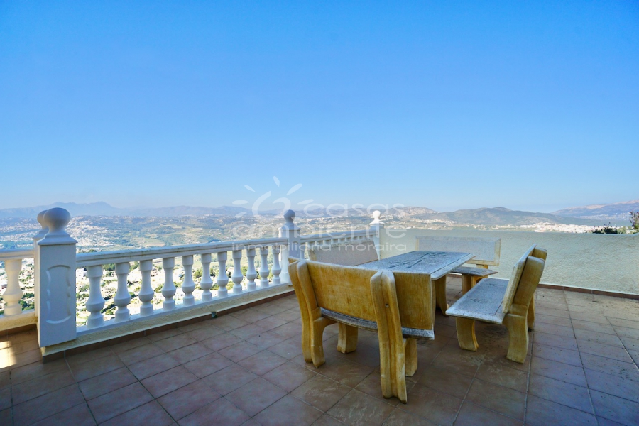 Segunda terraza con mesa de comedor de piedra y vistas panorámicas. - Villa en venta, Moraira.